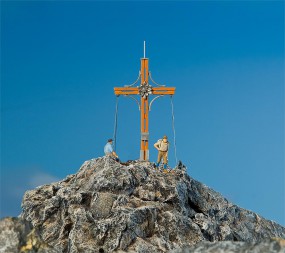 Gipfelkreuz mit Bergspitze